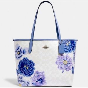 COACH City Tote In Signature Canvas Wi